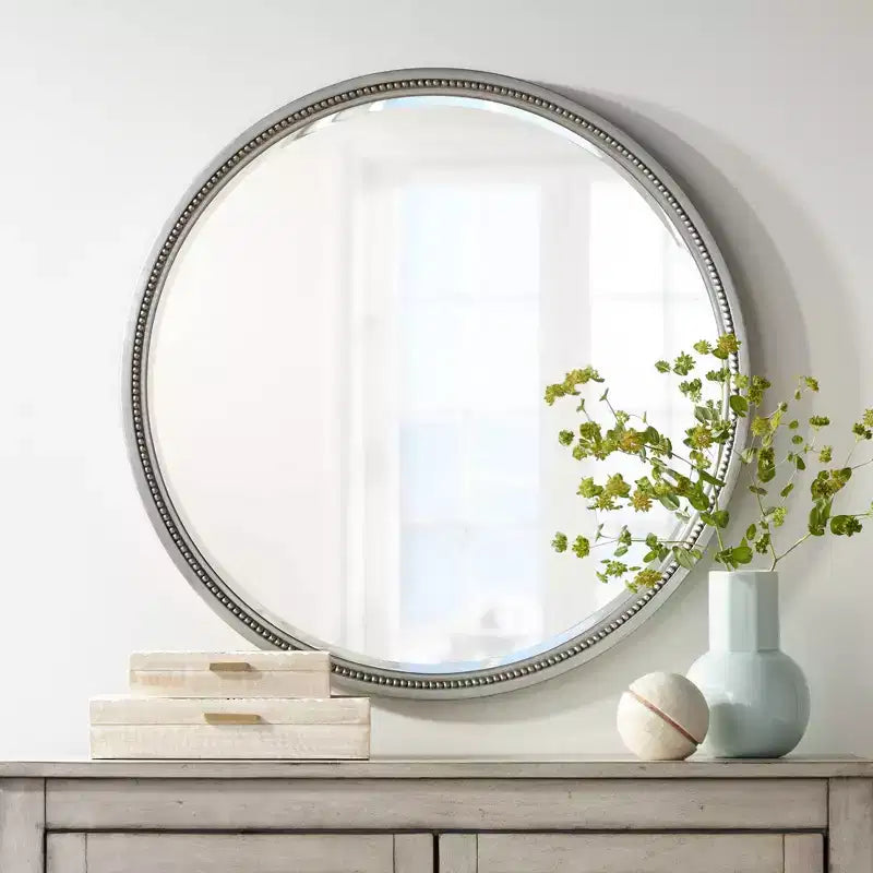 Espejo de pared con borde de cuentas redondas plateadas